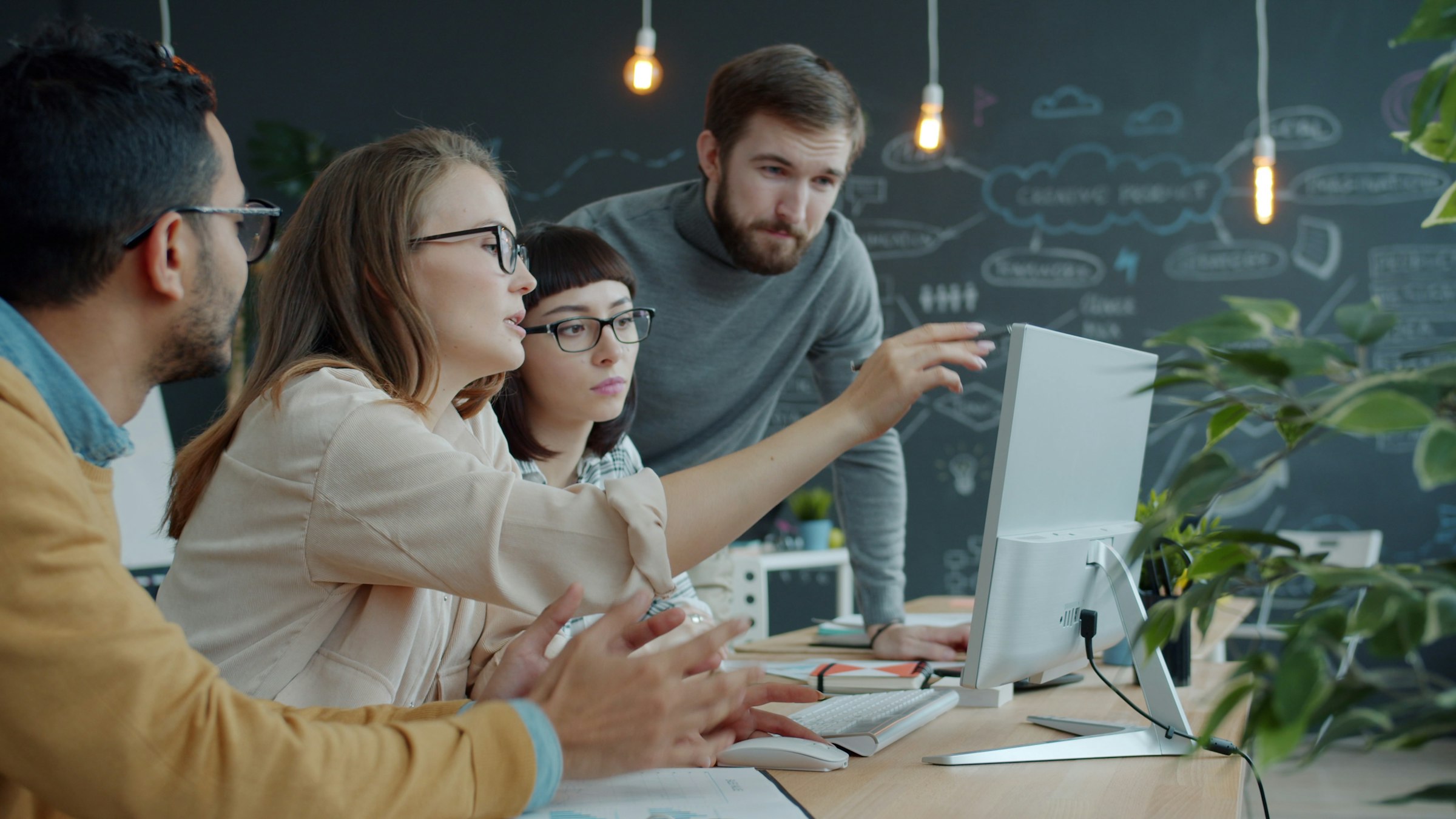 Equipo de trabajo revisando una computadora