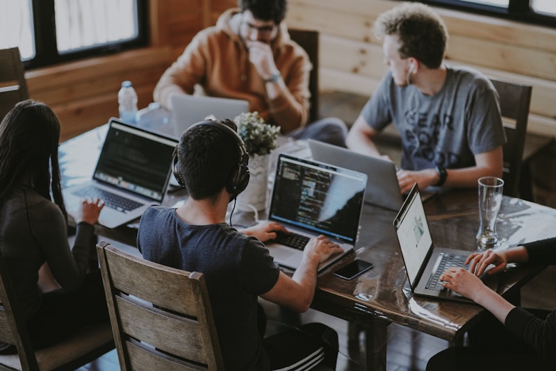 Equipo de una pyme trabajando con automatización